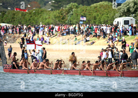 Un Waka Taua (guerra) in canoa sul fiume Waitangi durante Waitangi celebrazioni della Giornata. Waitangi, Northland e Nuova Zelanda Foto Stock