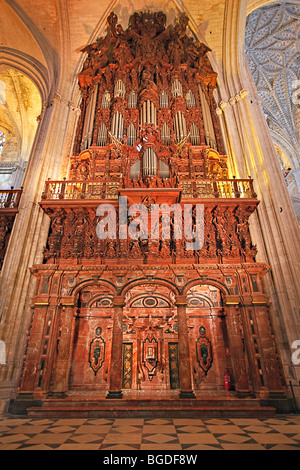 Organo a canne all'interno della Cattedrale di Siviglia e La Giralda (torre campanaria/minareto), un sito Patrimonio Mondiale dell'UNESCO, il quartiere di Santa Cruz, Foto Stock