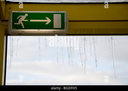 Ghiaccioli e uomo che corre uscita di emergenza segno. Supermercato Bonus, Reykjavik, Islanda. Foto Stock