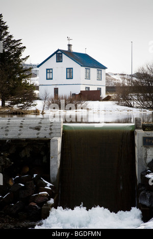 Casa residenziale accanto ad una piccola diga. Hafnarfjordur, Southwest Islanda, una maggiore area di Reykjavik. Foto Stock