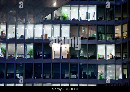 Edificio per uffici accanto al Westhafen Tower grattacielo dell'OFA progettato dagli architetti Schneider + Schumacher e OFA pro Foto Stock