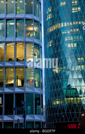 Edificio per uffici accanto al Westhafen Tower grattacielo dell'OFA progettato dagli architetti Schneider + Schumacher e OFA pro Foto Stock