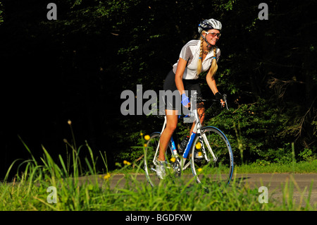 Giovane donna in sella ad una bicicletta, Baviera, Germania, Europa Foto Stock