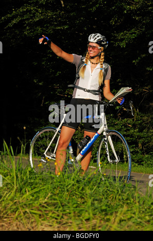 Giovane donna su una bicicletta, Baviera, Germania, Europa Foto Stock