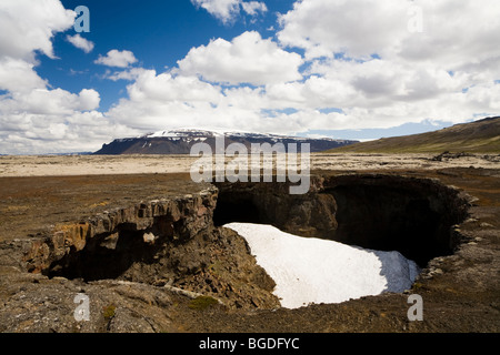 Grotta di apertura. Surtshellir grotta, Hallmundarhraun campo di lava, West Islanda. Foto Stock