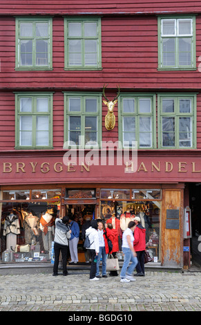 Il negozio nella zona portuale, Bryggen, Bergen, Norvegia, Scandinavia, Europa settentrionale Foto Stock