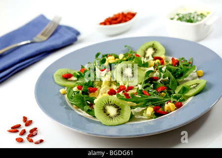 I kiwi e bacche di goji insalata. Ricetta disponibile. Foto Stock