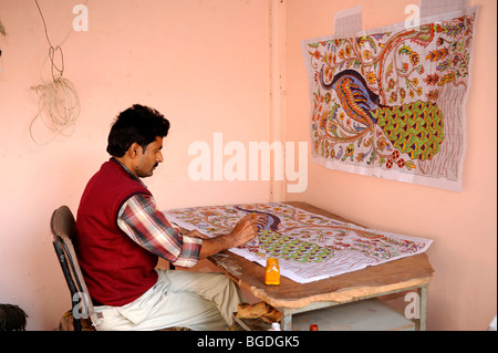 Uomo indiano il disegno di un modello su un tappeto in un tappeto di fabbrica di tessitura, Jaipur, Rajasthan, Nord India, India, Asia del Sud, Asia Foto Stock