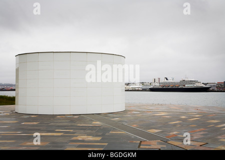 Immaginare la pace Tower da Yoko Ono. Isola Videy, Reykjavik, Islanda. Foto Stock