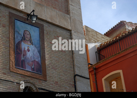 Immagine piastrellata che raffigura Gesù sulla parete della chiesa del villaggio Relleu, provincia di Alicante, Comunidad Valenciana, Spagna Foto Stock