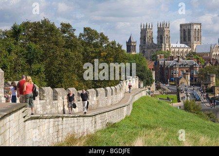 York con York Minster dalla parete della città di York, nello Yorkshire, Inghilterra, Regno Unito, Europa Foto Stock