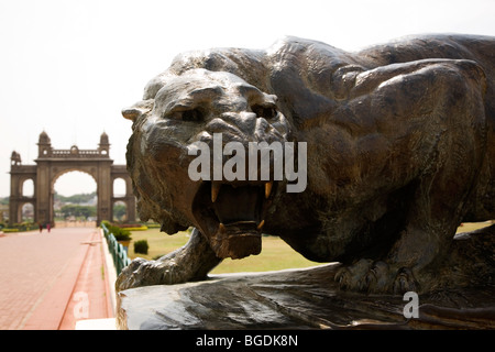 Una tigre statua si trova nel parco di Mysore's Amba Vilas Palace, India. Foto Stock