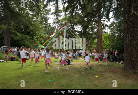 Bambini da Chiesa Scuola Preen godetevi la tradizionale può Pole dance. Foto Stock