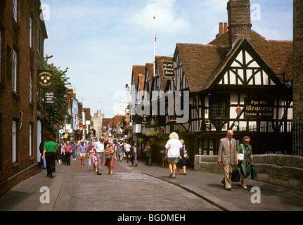 Regno Unito, Inghilterra, Kent, Canterbury, St Peter's Street, antiche tessitrici House pub Foto Stock