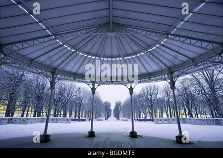 La Vichy Opera tettoia di vetro (Palazzo dei Congressi), sotto la neve (Allier - Francia). Marquise de l'Opéra de Vichy, sous la neige. Foto Stock