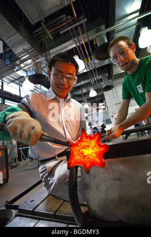 Vetro rendendo attività presso il Museo di Corning di vetro Corning, New York Foto Stock