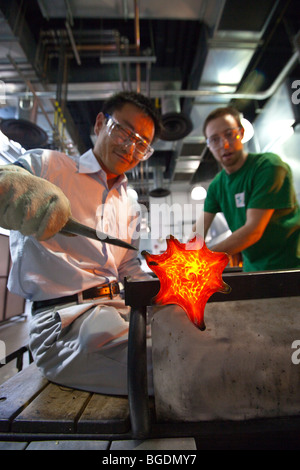 Vetro rendendo attività presso il Museo di Corning di vetro Corning, New York Foto Stock