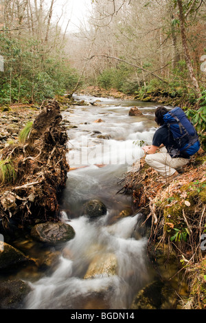 Backpacker appoggiata dal fiume Davidson - Pisgah National Forest - nei pressi di Brevard, North Carolina, STATI UNITI D'AMERICA Foto Stock