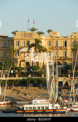 LUXOR, Egitto. Una vista al tramonto della Corniche e Old Winter Palace Hotel dal Nilo. Dicembre 2009. Foto Stock