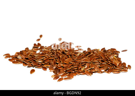 Brown flax (common flax or linseed) (Linum usitatissimum) seeds on white background Foto Stock