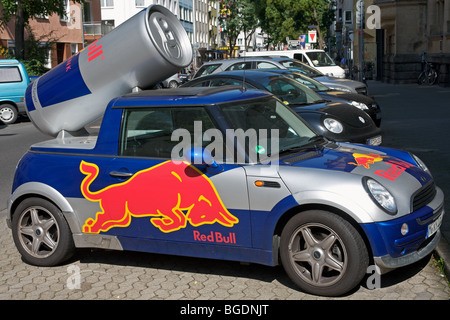 Red Bull promozioni auto, Dusseldorf, Renania settentrionale-Vestfalia (Germania). Foto Stock