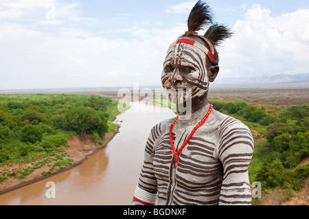 Karo tribesman con verniciatura scocca, Valle dell'Omo, Etiopia Foto Stock