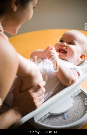 La madre del bambino di pesatura Foto Stock