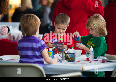 Ai bambini di arti e mestieri presso il Museo di Corning di vetro Corning, New York Foto Stock