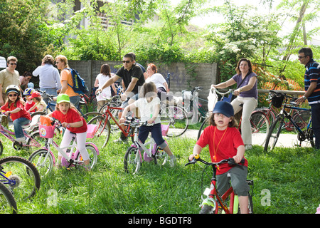 I bambini e i genitori avente un escursione in bicicletta insieme Foto Stock