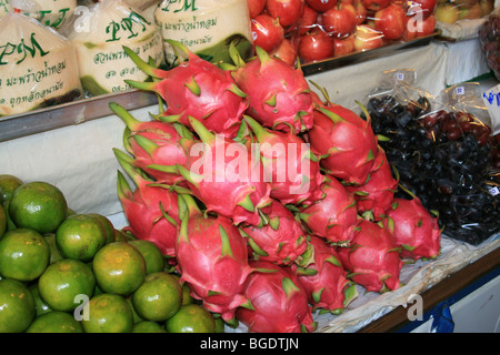 Dragon frutta e altri frutti in un mercato a Bangkok, in Thailandia. Foto Stock