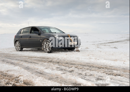 Famiglia auto in estreme condizioni di neve nelle valli gallesi intorno Rhayader ed Elan Valley. Foto Stock