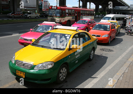 I taxi in attesa di clienti a Bangkok, in Thailandia. Foto Stock