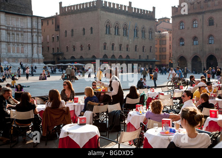 Cafe in Piazza Maggiore, Bologna, Emilia Romagna, Italia Foto Stock