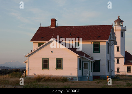 Punto Faro di Wilson nella calda luce della sera, con la montagna visibile in distanza, Fort Worden, Port Townsend, Washington, USA Foto Stock
