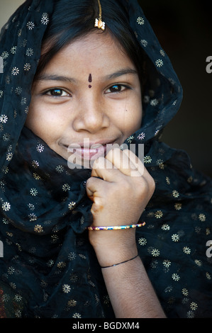 Felice sorridente ragazza indiana indossando uno scialle nero. Andhra Pradesh, India Foto Stock