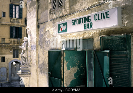 5 aprile 2004 - Sporting Clive sport's bar nella capitale Maltese di La Valletta. Foto Stock