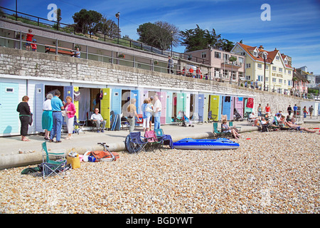 Pittoresca spiaggia di capanne sul mare a Lyme Regis, Dorset, England, Regno Unito Foto Stock