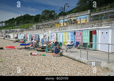 Pittoresca spiaggia di capanne sul mare a Lyme Regis, Dorset, England, Regno Unito Foto Stock