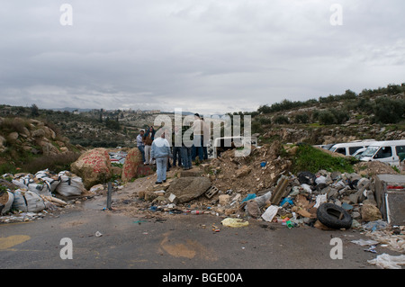 Ostacoli fisici tra la strada che conduce a un villaggio palestinese e il percorso 443 vicino Città Ebraica di Modiin, Israele Foto Stock