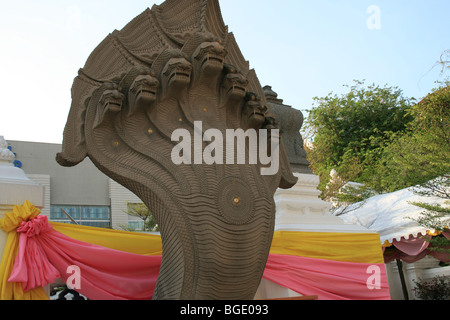 Statua di serpente all'ingresso di un tempio buddista a Bangkok, in Thailandia. Foto Stock