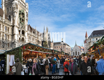 Il Mercatino di Natale a Marienplatz con il nuovo Municipio a sinistra e il Municipio della Città Vecchia dietro, Monaco di Baviera, Germania Foto Stock