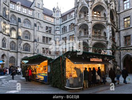 Mercatino di Natale nel cortile del nuovo municipio (Rathaus), Monaco di Baviera, Germania Foto Stock