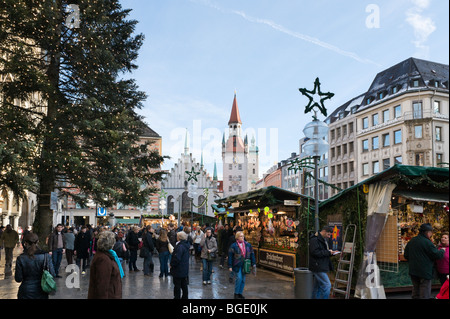 Il Mercatino di Natale a Marienplatz con il Municipio della Città Vecchia dietro, Monaco di Baviera, Germania Foto Stock