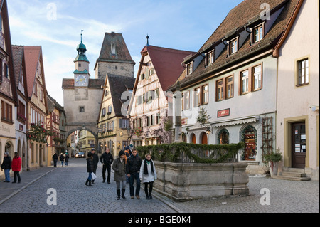 Rodergasse e San Marco a torre, Rothenburg ob der Tauber, Baviera, Germania Foto Stock