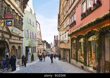 Negozi su Schmiedgasse (una delle strade principali della città), Rothenburg ob der Tauber, Baviera, Germania Foto Stock