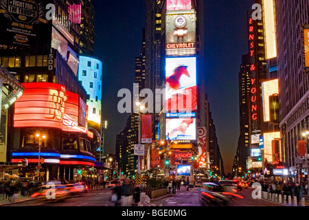 Times Square di New York City di notte Foto Stock