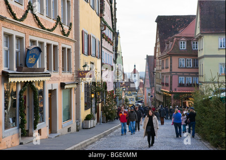 Vista dalla Marktplatz verso Schmiedgasse (una delle strade principali della città), Rothenburg ob der Tauber, Baviera, Germania Foto Stock