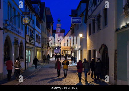 Hafengasse e San Marco a torre di notte, Rothenburg ob der Tauber, Baviera, Germania Foto Stock