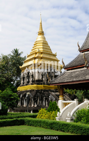 Tailandia Chiang Mai; Wat Chiang Man; Elephant cerchiato Chedi Foto Stock