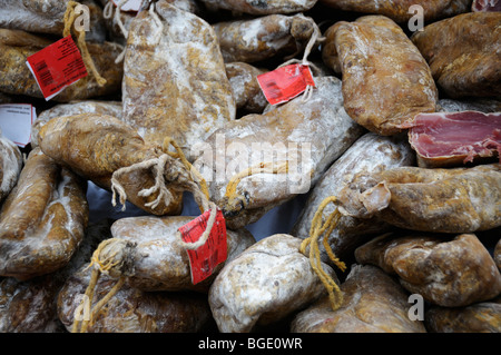 Foto di stock di salsiccia secca per la vendita su un mercato francese in stallo. Foto Stock